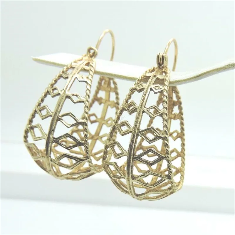 Classic Hand Carved Pattern Dangle Women's Earrings Trendy Gold Color Metal Geometry Daily Wear Party Jewelry Anniversary Gift
Classic Hand Carved Pattern Dangle Women's Earrings Trendy Gold Color Metal Geometry Daily Wear Party Jewelry Anniversary Gift