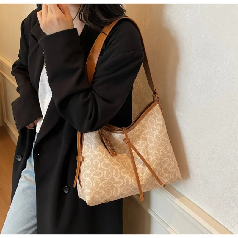 Стильная женская сумка, универсальная сумка через плечо, портативная сумка подмышки в стиле ретро с принтом для ежедневного использования и школы 
Стильная женская сумка, универсальная сумка через плечо, портативная сумка подмышки в стиле ретро с принтом для ежедневного использования и школы