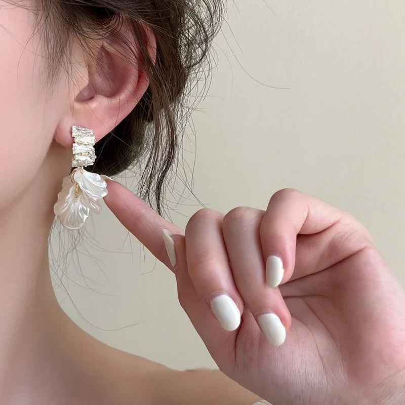 Silver Needle Copper Micro-inlaid Zircon Petal Earrings Women's Niche Design Sense Fashion Temperament Internet Celebrity Retro
Silver Needle Copper Micro-inlaid Zircon Petal Earrings Women's Niche Design Sense Fashion Temperament Internet Celebrity Retro