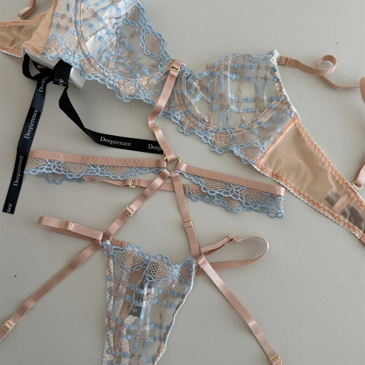 2026 Новый французский стиль, очаровательный кружевной нишевый шелковый тонкий стиль, сексуальный тонкий стиль, стальное кольцо, комплект с бюстгальтером, бюстгальтер-стринги
2026 Новый французский стиль, очаровательный кружевной нишевый шелковый тонкий стиль, сексуальный тонкий стиль, стальное кольцо, комплект с бюстгальтером, бюстгальтер-стринги