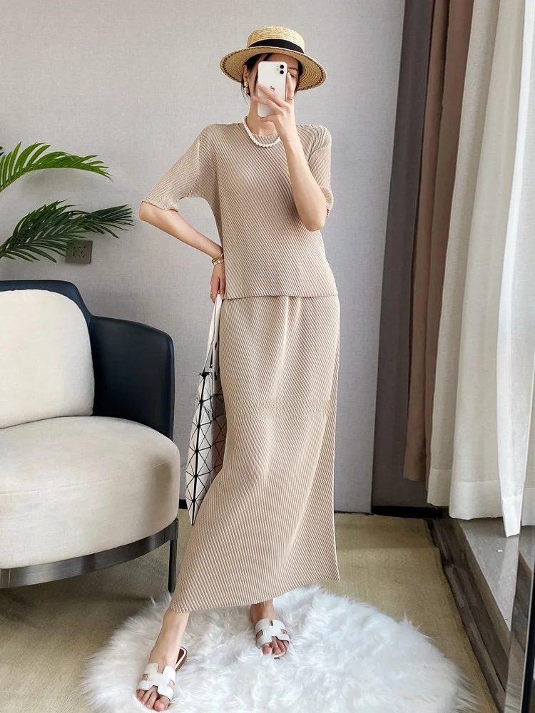 Elegant Pleated T-Shirt Half Sleeve Spring Summer Fashion Fish Scale Pleat High End Women's Casual Classic Polyester Fiber
Elegant Pleated T-Shirt Half Sleeve Spring Summer Fashion Fish Scale Pleat High End Women's Casual Classic Polyester Fiber