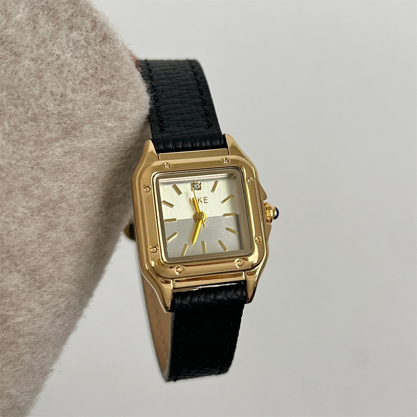 Simple And Retro Leather Strap Watch For Women, Elegant Square French-Style Ladies' Wristwatch, High-Quality Selected Timepiece.
Simple And Retro Leather Strap Watch For Women, Elegant Square French-Style Ladies' Wristwatch, High-Quality Selected Timepiece.