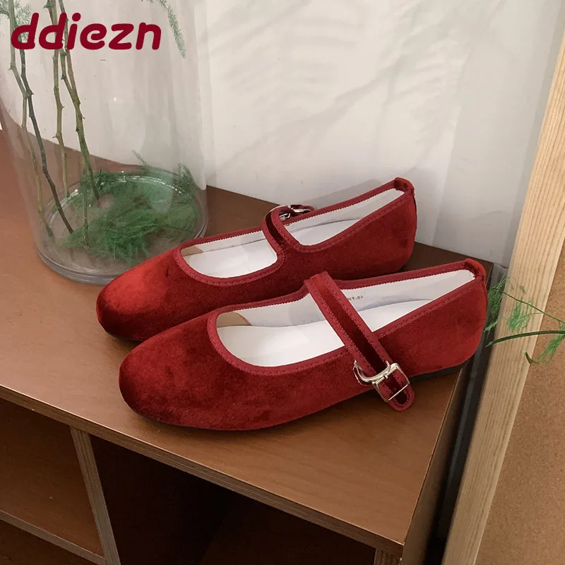 Женские туфли Мэри Джейн на плоской подошве с пряжкой и ремешком, мягкая модная обувь из флока с круглым носком, женские балетки на мелкой подошве 
Женские туфли Мэри Джейн на плоской подошве с пряжкой и ремешком, мягкая модная обувь из флока с круглым носком, женские балетки на мелкой подошве