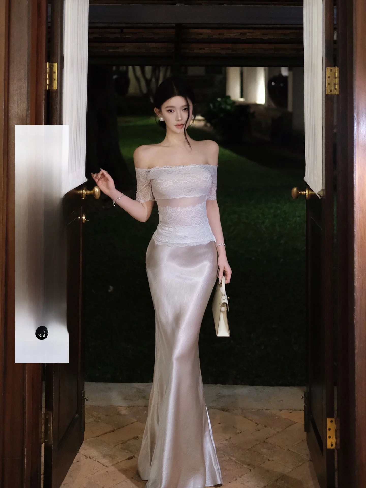 White Lace Embroidery Process One Shoulder Fish Tail Skirt Set Women's Fashionable Two-Piece Suit Summer Autumn Spring Season
White Lace Embroidery Process One Shoulder Fish Tail Skirt Set Women's Fashionable Two-Piece Suit Summer Autumn Spring Season