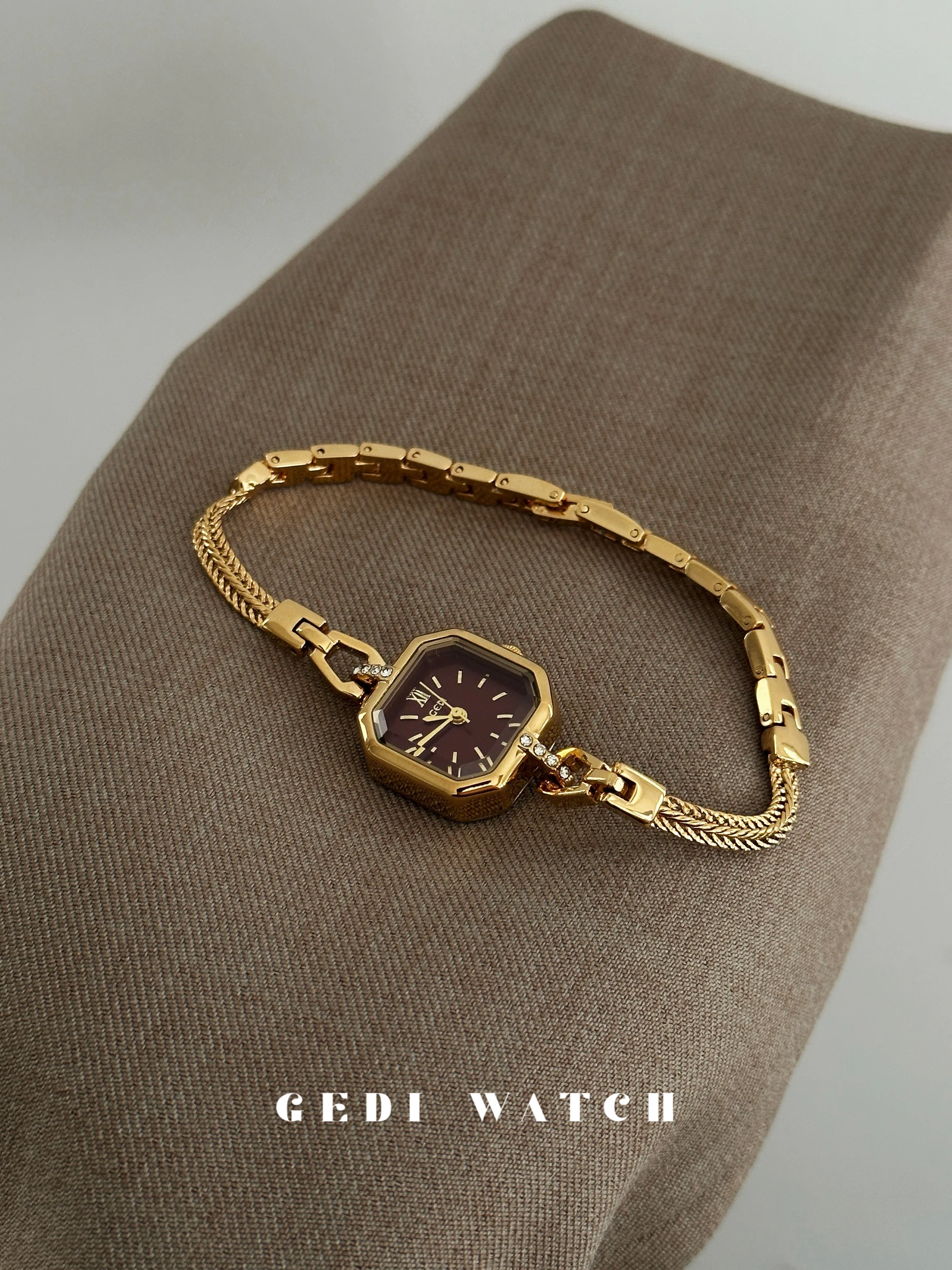 Retro Burgundy Square Watch 2025 New Arrival Luxury-inspired, Exquisite, Compact Ladies' Elegant Bracelet Quartz Watch
Retro Burgundy Square Watch 2025 New Arrival Luxury-inspired, Exquisite, Compact Ladies' Elegant Bracelet Quartz Watch