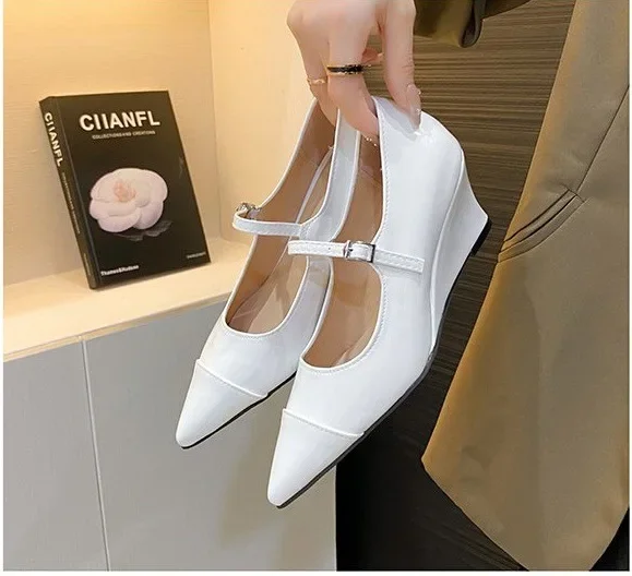 New Fashion Designer Shoes Silver Pointed Toe High Heels Wedge Heel Pumps Buckled Mary Janes Formal Shoes T Stage Catwalk Shoes
New Fashion Designer Shoes Silver Pointed Toe High Heels Wedge Heel Pumps Buckled Mary Janes Formal Shoes T Stage Catwalk Shoes