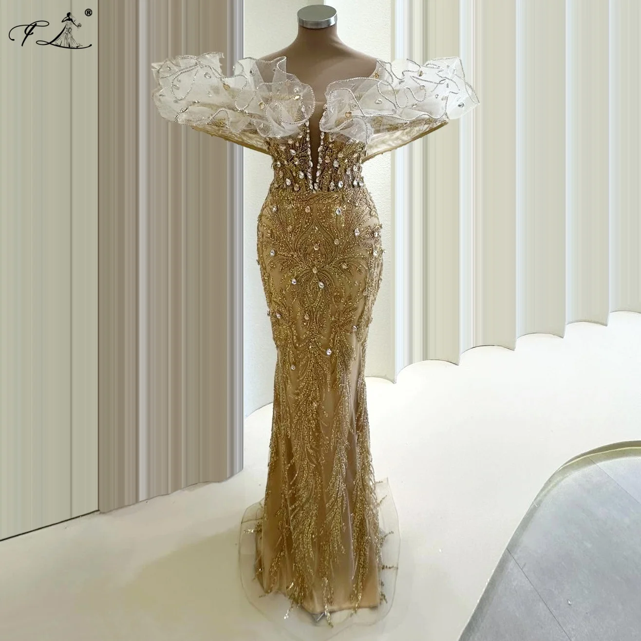 Роскошное выпускное платье из кристаллического тюля с оборками, на одно плечо, в пол, элегантное, с золотой вышивкой, фасон «русалка», с возможностью индивидуального пошива, 2026
Роскошное выпускное платье из кристаллического тюля с оборками, на одно плечо, в пол, элегантное, с золотой вышивкой, фасон «русалка», с возможностью индивидуального пошива, 2026