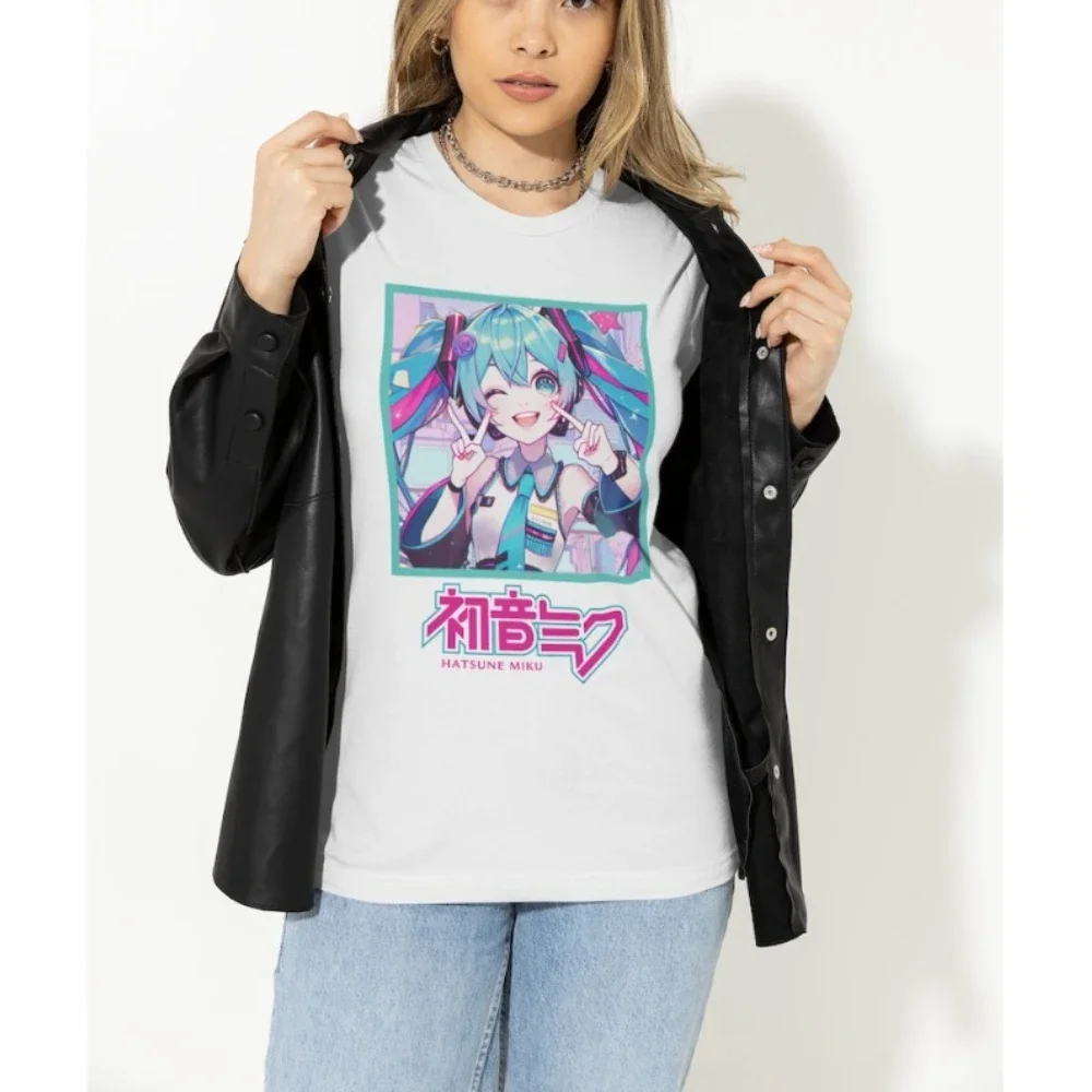 Hatsune Miku 7, оригинальная женская футболка с графическим рисунком, альтернативная городская уличная одежда для девочек, хлопковая рубашка, модные топы Y2K для девочек
Hatsune Miku 7, оригинальная женская футболка с графическим рисунком, альтернативная городская уличная одежда для девочек, хлопковая рубашка, модные топы Y2K для девочек