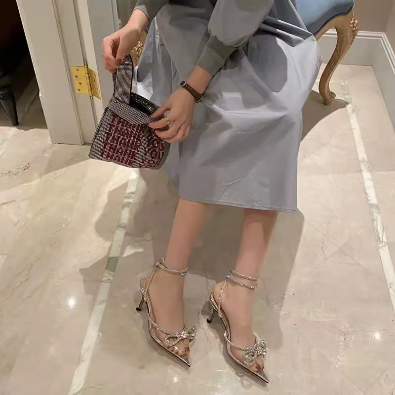 Fashionable Silk T-Strap Diamond Knot High Heels Thin Stiletto Women's Sandals Pointed Toe Rubber Outsole PU Upper
Fashionable Silk T-Strap Diamond Knot High Heels Thin Stiletto Women's Sandals Pointed Toe Rubber Outsole PU Upper