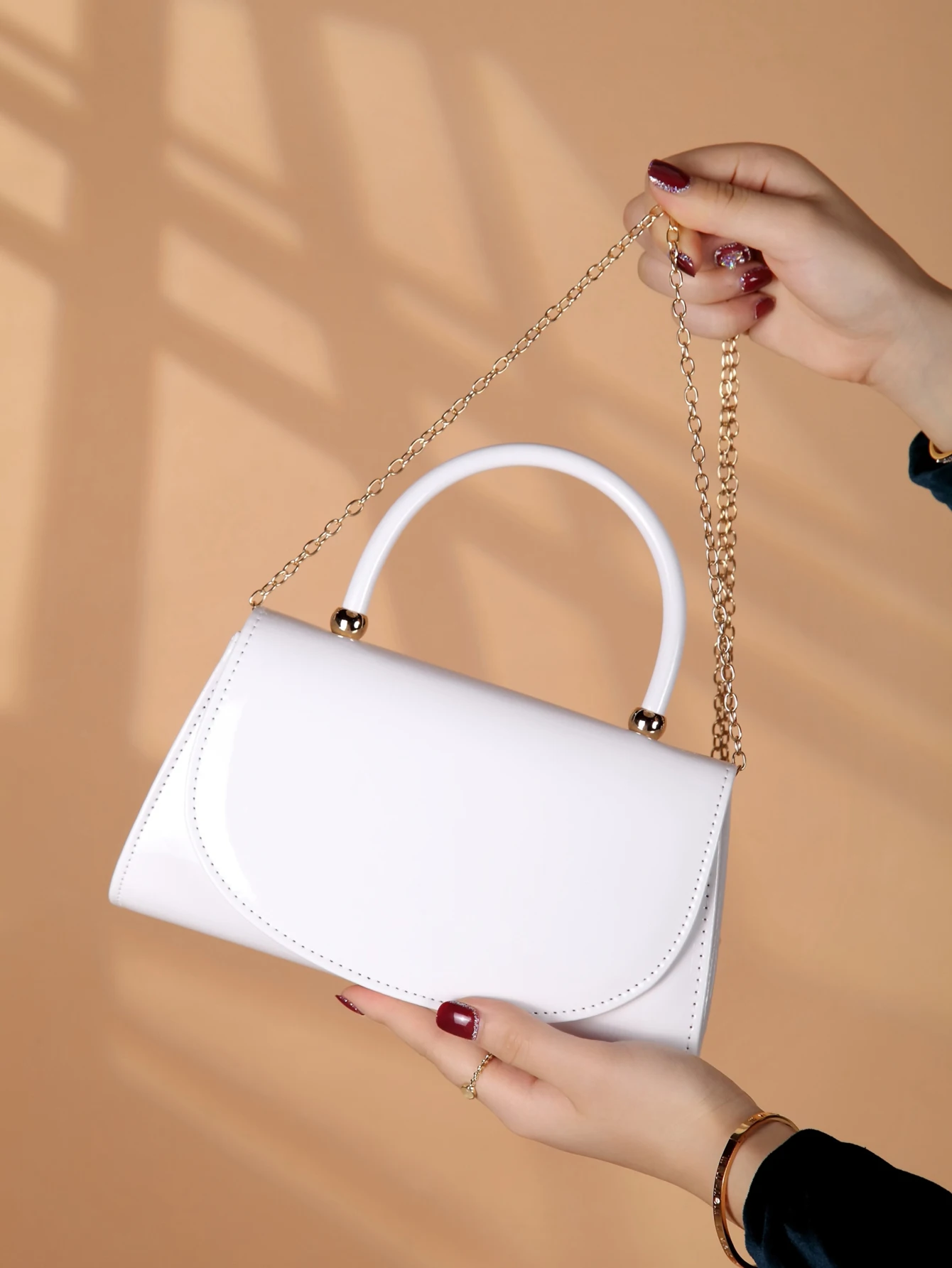 Fashion solid color mirrored handbags, evening bags, elegant and charming women's business party bags, the best gift for women.
Fashion solid color mirrored handbags, evening bags, elegant and charming women's business party bags, the best gift for women.