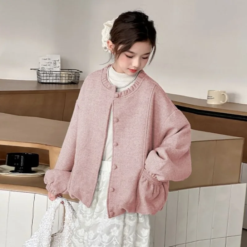 Шерстяное пальто для девочек, куртка, новинка 2025, корейский стиль, осенне-зимнее стильное стеганое пальто на подкладке, детская одежда больших размеров
Шерстяное пальто для девочек, куртка, новинка 2025, корейский стиль, осенне-зимнее стильное стеганое пальто на подкладке, детская одежда больших размеров