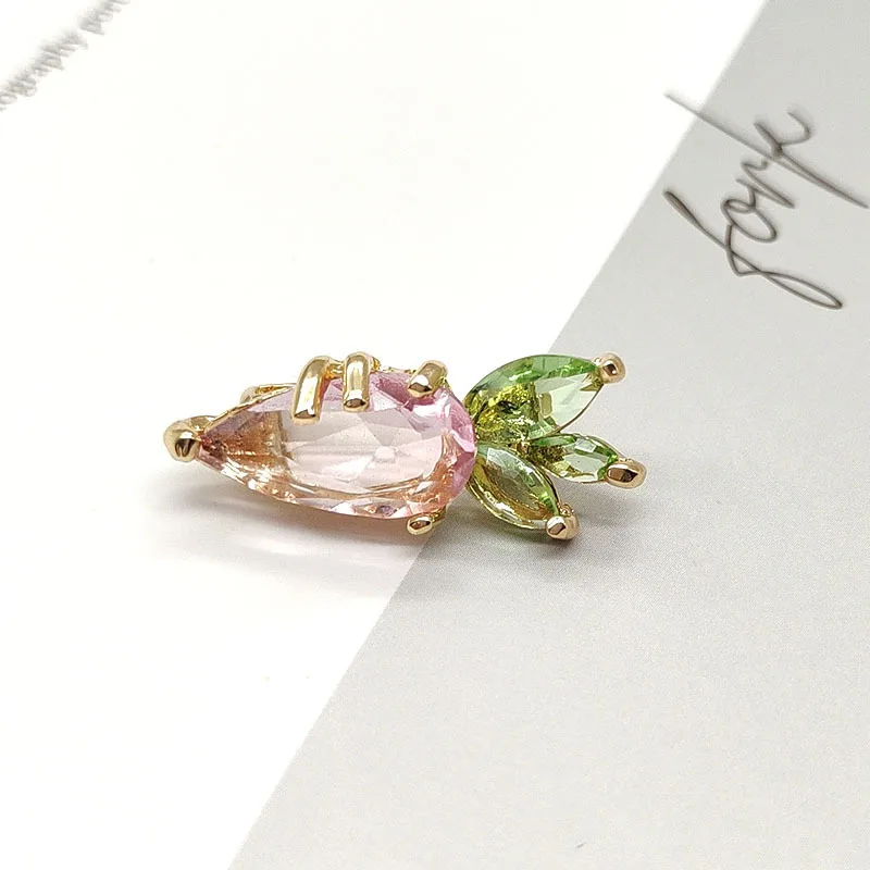 Высококачественная и нишевая хрустальная брошь выходит высококачественный и уникальный дизайн, который как милый и модный.
Высококачественная и нишевая хрустальная брошь выходит высококачественный и уникальный дизайн, который как милый и модный.