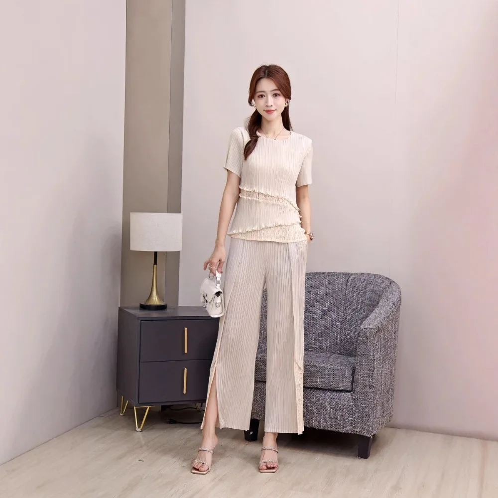 Miyake Pleated Women's Two Pieces Set 2025 Summer New Pleats Round Neck Short Sleeve PleatIrregular Nine-minute Trousers
Miyake Pleated Women's Two Pieces Set 2025 Summer New Pleats Round Neck Short Sleeve PleatIrregular Nine-minute Trousers