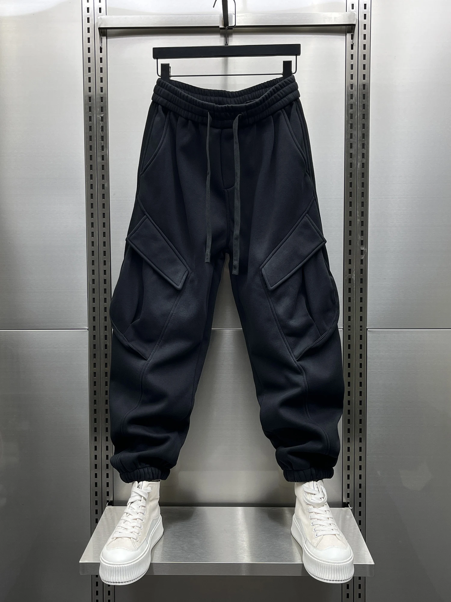 Men's Loose Fitted Workwear Sweatpants Autumn Winter Thiened Multi-ket Cuffed Pants American Sle Versatile Long Trousers
Men's Loose Fitted Workwear Sweatpants Autumn Winter Thiened Multi-ket Cuffed Pants American Sle Versatile Long Trousers