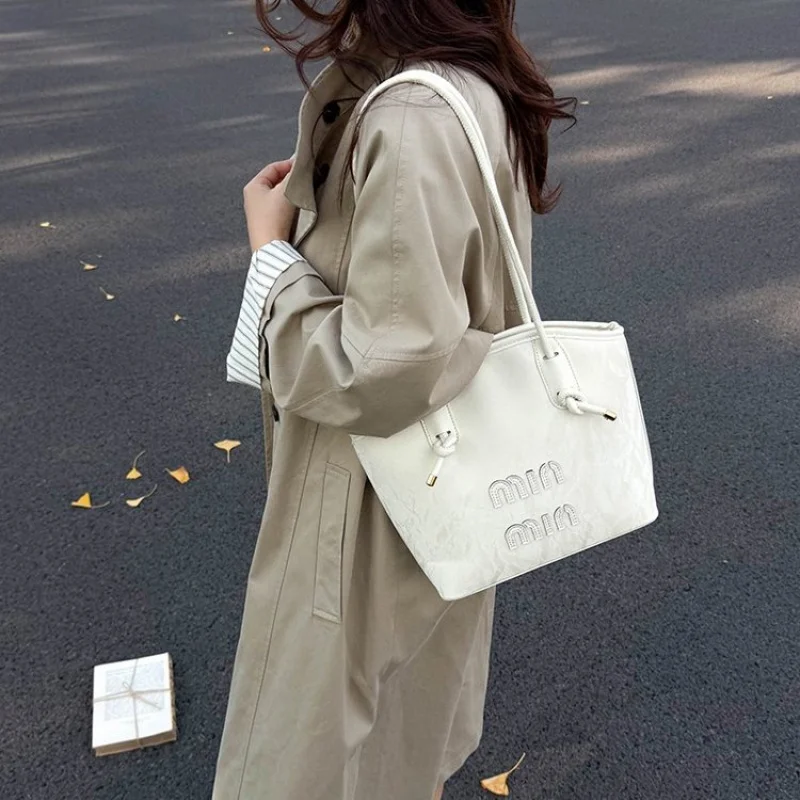 Elegant Women's Messenger Bag With Fine Leather Material And Classic Paris Style And Chic Commuter Design
Elegant Women's Messenger Bag With Fine Leather Material And Classic Paris Style And Chic Commuter Design