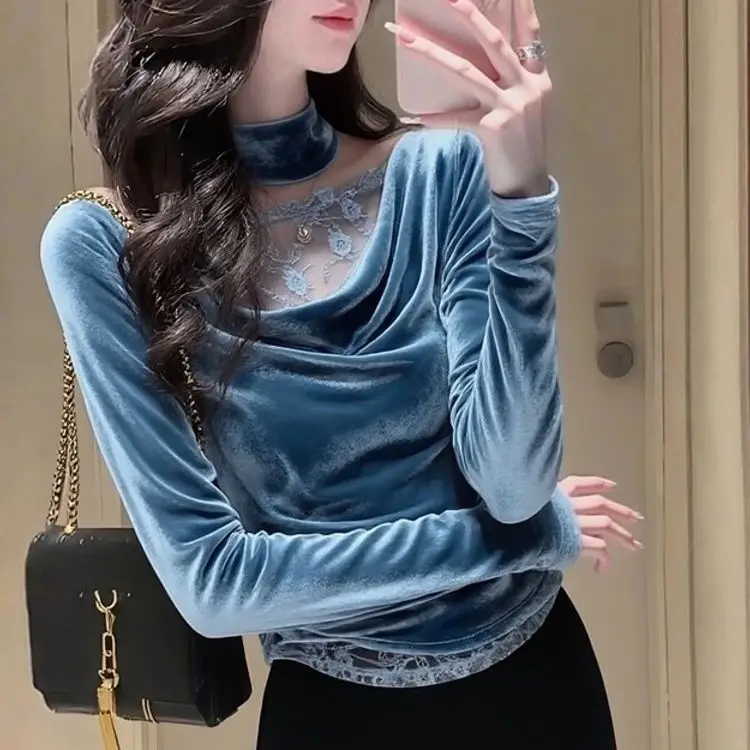 Blue neck lace splicing velvet shirt women's spring and autumn great-looking high-end pleated unique beautiful top
Blue neck lace splicing velvet shirt women's spring and autumn great-looking high-end pleated unique beautiful top