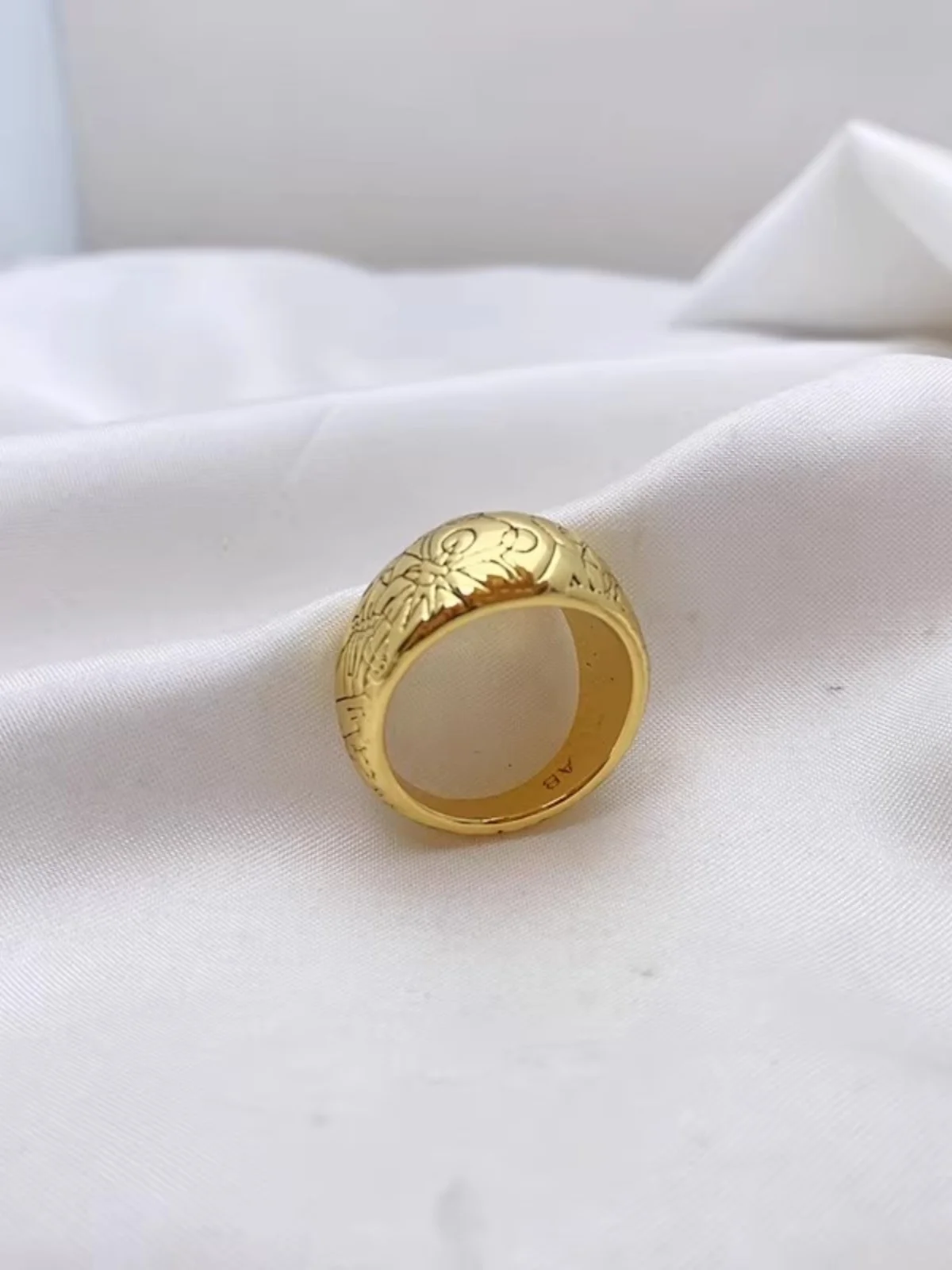 Модное текстурированное кольцо с изысканным винтажным резным узором, миниатюрный дизайн, элегантное ювелирное кольцо для женщин
Модное текстурированное кольцо с изысканным винтажным резным узором, миниатюрный дизайн, элегантное ювелирное кольцо для женщин