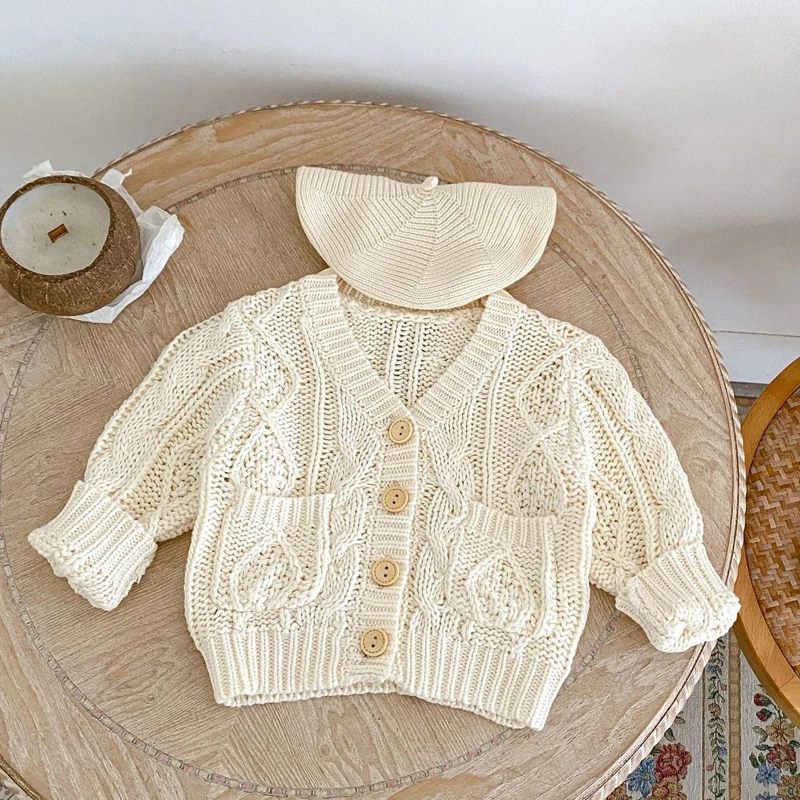 Autumn new baby clothing, 0-3 year old female baby, knitted sweater thick needle V-neck sweater jacket
Autumn new baby clothing, 0-3 year old female baby, knitted sweater thick needle V-neck sweater jacket