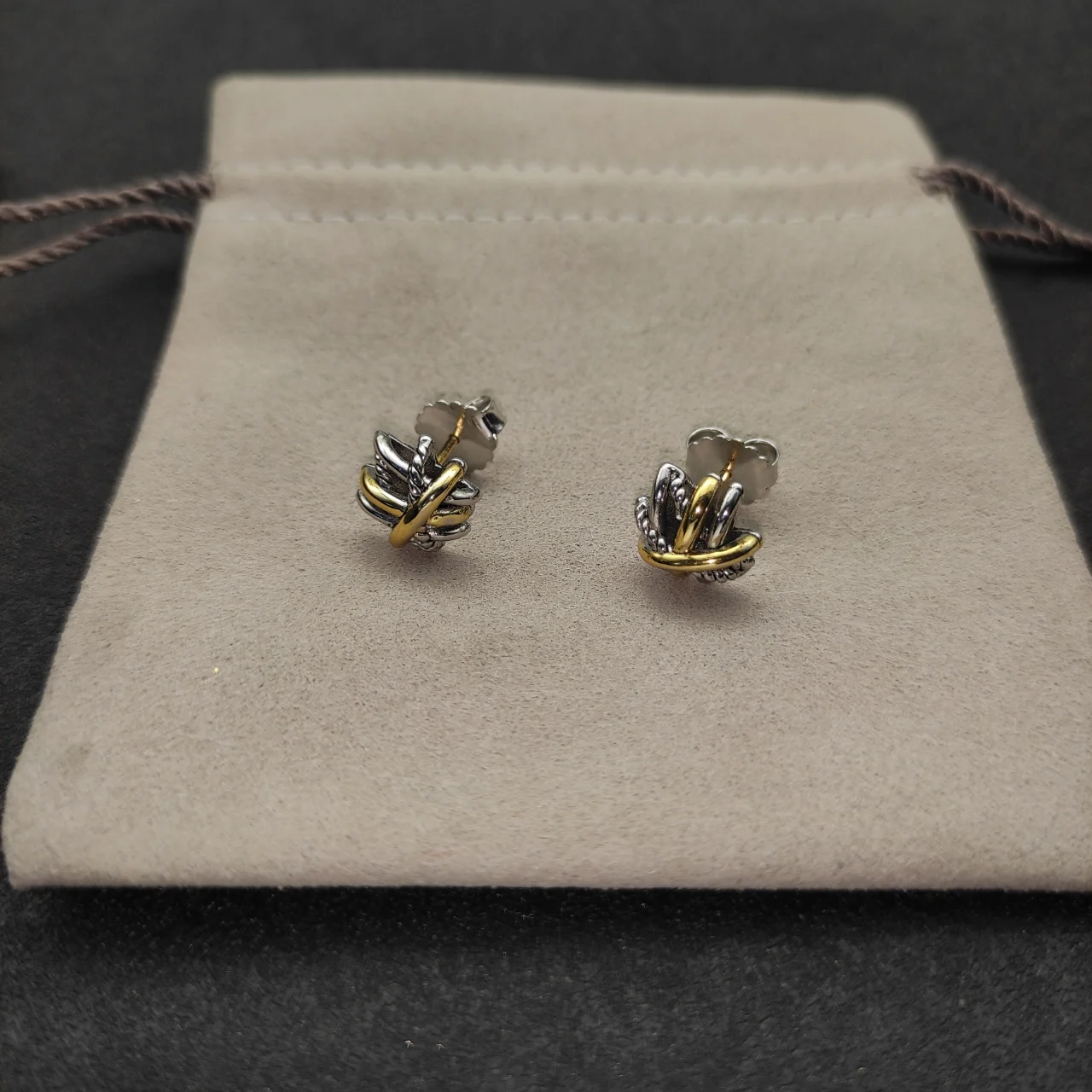 S925 Sterling Silver Love Interweaving Color Separation Earrings Neutral Personality Fashion Trend Simple Retro Luxury Jewelry
S925 Sterling Silver Love Interweaving Color Separation Earrings Neutral Personality Fashion Trend Simple Retro Luxury Jewelry