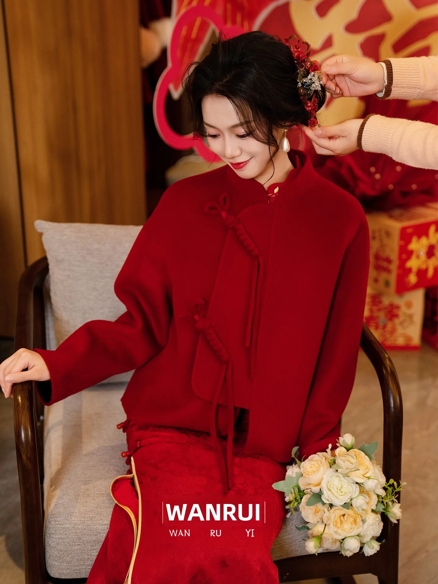Red Chinese Style Woolen Short Coat for Women Wedding Engagement Party Wear Thickened Winter Outerwear Elegant Midi Length
Red Chinese Style Woolen Short Coat for Women Wedding Engagement Party Wear Thickened Winter Outerwear Elegant Midi Length