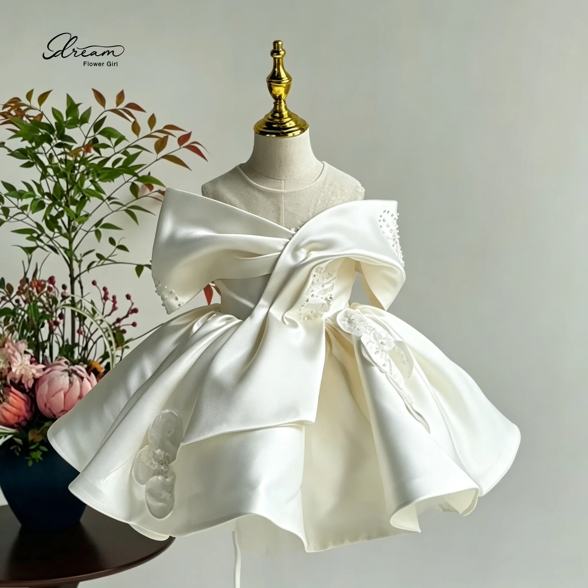 Elegantly Custom-Made White Off-Shoulder Floor-Length Ball Gown Princess-Style Formal Children's Dress with Beaded Appliqués
Elegantly Custom-Made White Off-Shoulder Floor-Length Ball Gown Princess-Style Formal Children's Dress with Beaded Appliqués