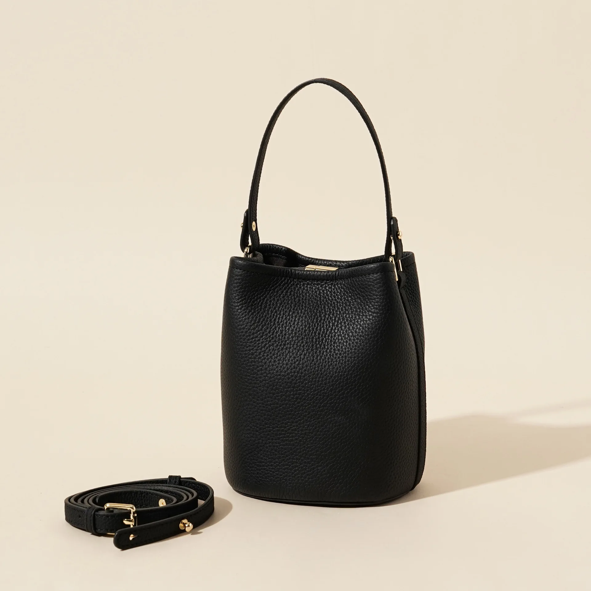 The luxe slouch bucket. Crafted from soft top-grain leather for effortless shoulder or hand-carry style.
The luxe slouch bucket. Crafted from soft top-grain leather for effortless shoulder or hand-carry style.