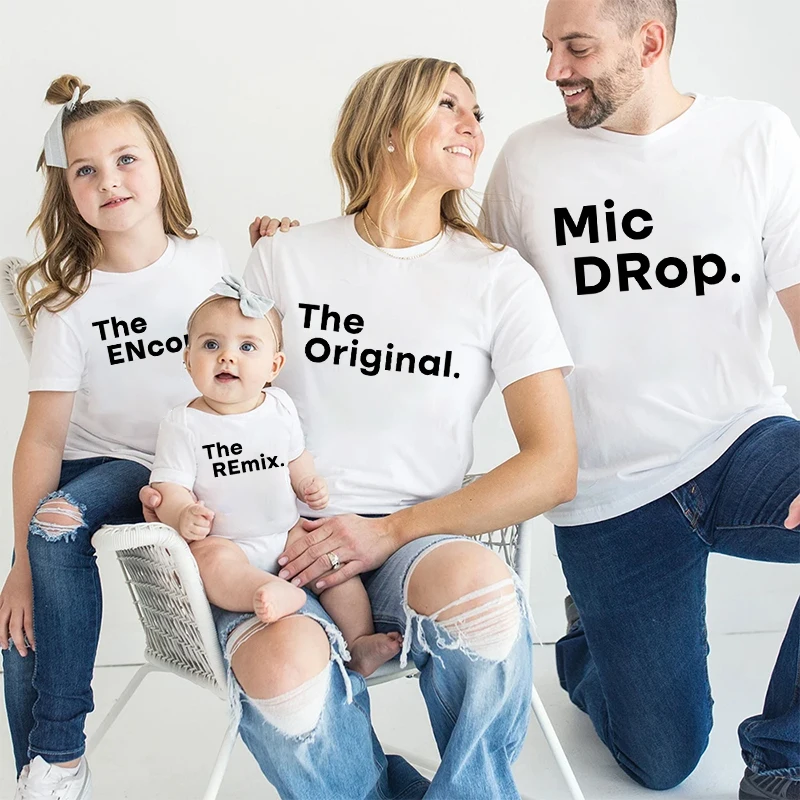 Creative Letter Family Outfit Mic-DRop The-Original/ENcore/REmix Print Family Matching Shirts Dad Mom Sibling Tops Baby Rompers
Creative Letter Family Outfit Mic-DRop The-Original/ENcore/REmix Print Family Matching Shirts Dad Mom Sibling Tops Baby Rompers