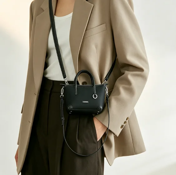 S 2026 New Fashionable Mini Tote Shoulder Carrying Crossbody Small Bag Mobile Phone Bag Lightweight Shoulder Bag for Women
S 2026 New Fashionable Mini Tote Shoulder Carrying Crossbody Small Bag Mobile Phone Bag Lightweight Shoulder Bag for Women
