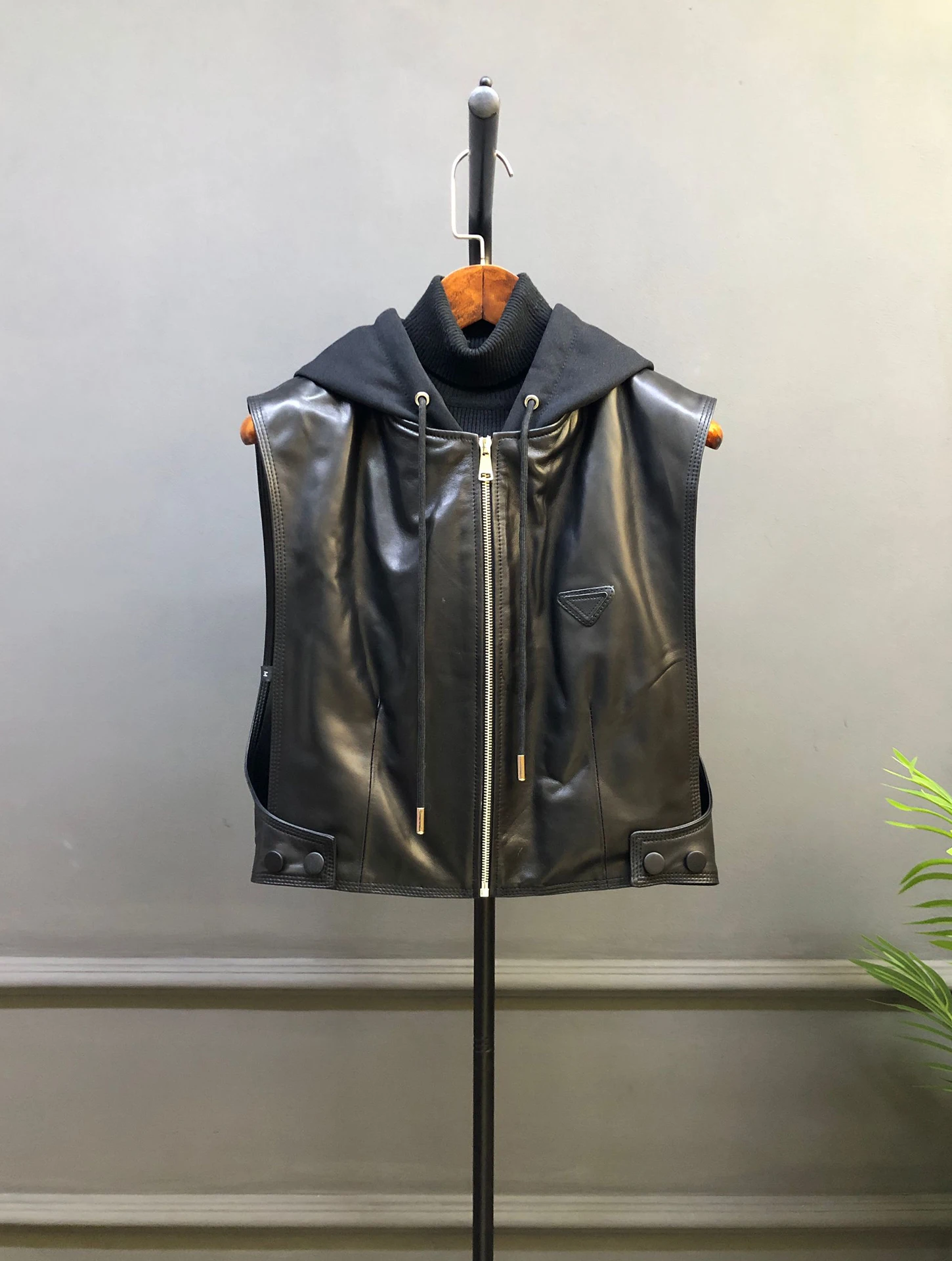 Женская утепленная куртка из натуральной кожи с молнией, на меху, для повседневной носки
Женская утепленная куртка из натуральной кожи с молнией, на меху, для повседневной носки