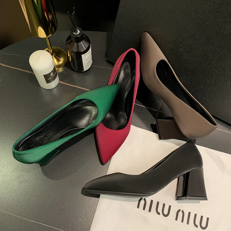 New Women Slip-On Chunky Heels High Heels Women Temperament Pointed Toe Shallow Sexy Wedding Shoes Pumps Plus Size 35-42
New Women Slip-On Chunky Heels High Heels Women Temperament Pointed Toe Shallow Sexy Wedding Shoes Pumps Plus Size 35-42