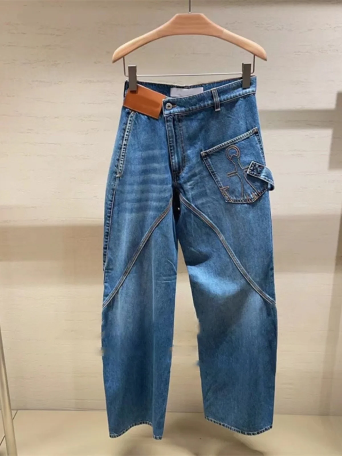 Весна-лето, новые повседневные прямые джинсы с высокой талией, хлопковые эластичные джинсовые замшевые джинсы на молнии, всесезонная одежда
Весна-лето, новые повседневные прямые джинсы с высокой талией, хлопковые эластичные джинсовые замшевые джинсы на молнии, всесезонная одежда