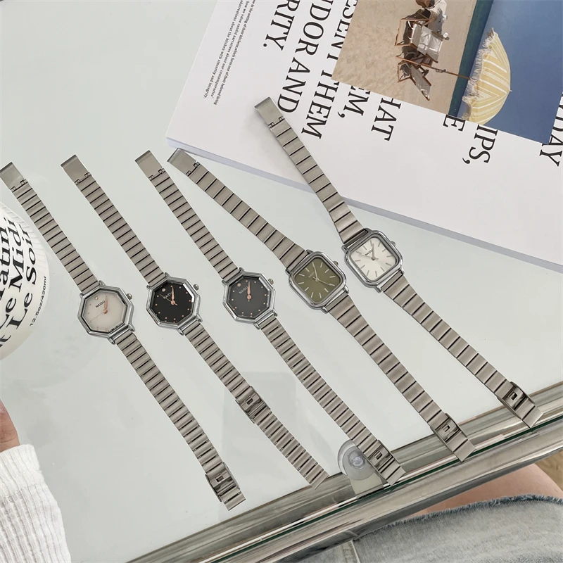 Light luxury high-end watch female simple fashion temperament retro exquisite steel belt watch
Light luxury high-end watch female simple fashion temperament retro exquisite steel belt watch