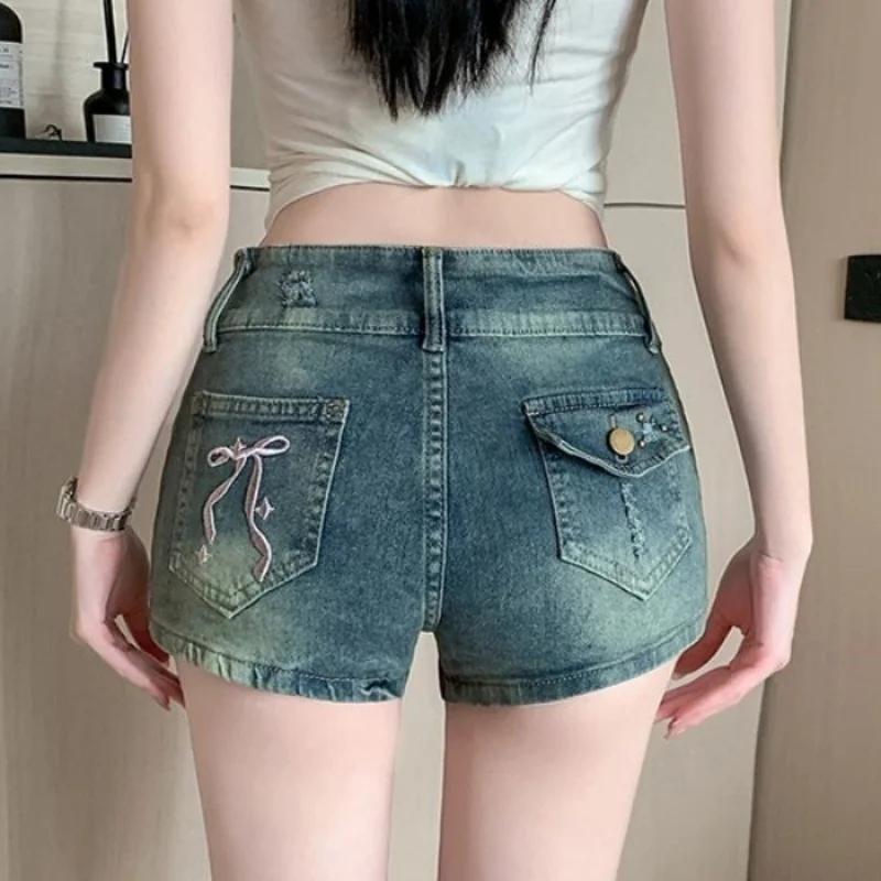 2026 Spring Knot Embroidered Denim orts Women's Sexy Low Waist Tightening Slimming Butt A-Line Hot Pants
2026 Spring Knot Embroidered Denim orts Women's Sexy Low Waist Tightening Slimming Butt A-Line Hot Pants