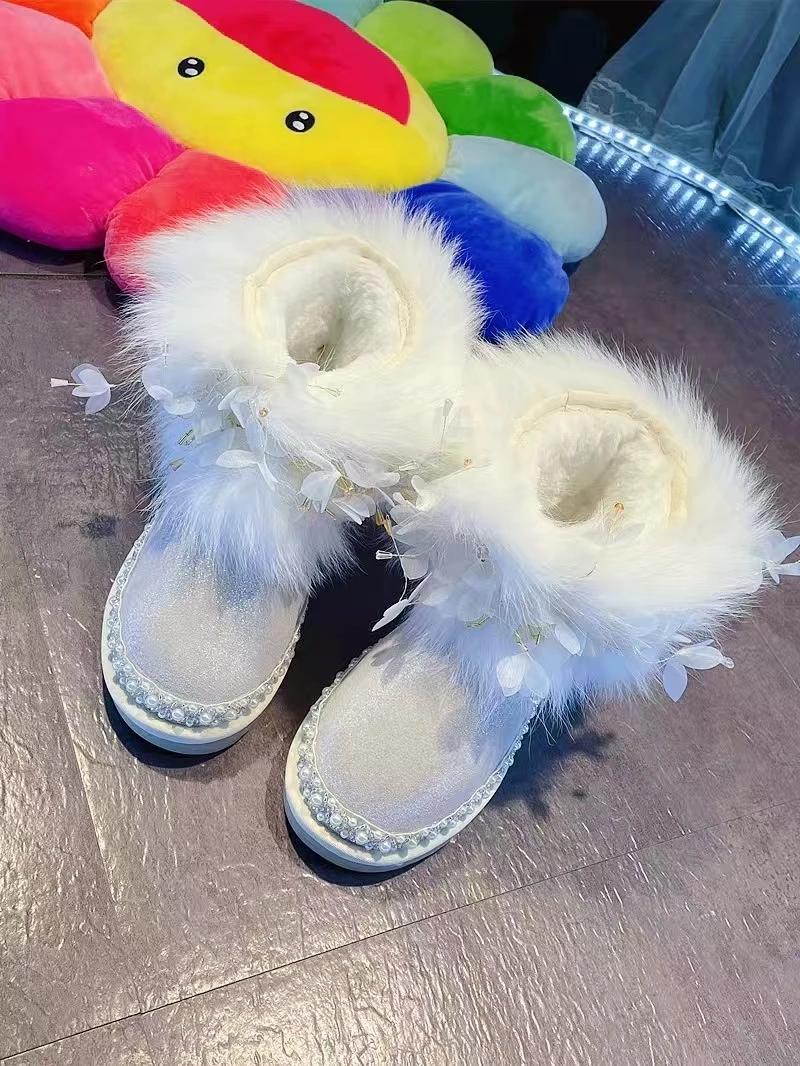 White pearl sequined flower beaded snow boots, large-sized fur one-piece thickened women's boots 35-40
White pearl sequined flower beaded snow boots, large-sized fur one-piece thickened women's boots 35-40