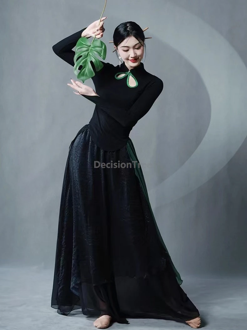 2025 chinese modern dance daily training qipao set classical temperament hollow out qipao top fairy gauze wide leg pants skirt
2025 chinese modern dance daily training qipao set classical temperament hollow out qipao top fairy gauze wide leg pants skirt