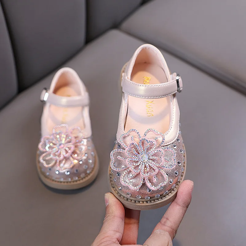 Children Leather Shoes Crystal Floral Decor Princess Luxury Girls Shiny Shoes for Wedding Party Breathable Kids Mary Jane Shoes
Children Leather Shoes Crystal Floral Decor Princess Luxury Girls Shiny Shoes for Wedding Party Breathable Kids Mary Jane Shoes