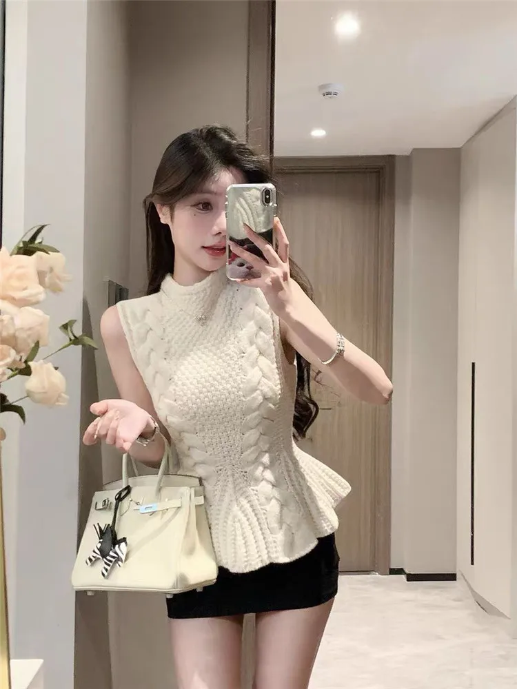 Grey Apricot Women Twist Knitted Short Camisole New 2025 Summer Fashion O Neck Sleeveless Slim T Shirt Top Spicy Girl Tank Vest
Grey Apricot Women Twist Knitted Short Camisole New 2025 Summer Fashion O Neck Sleeveless Slim T Shirt Top Spicy Girl Tank Vest