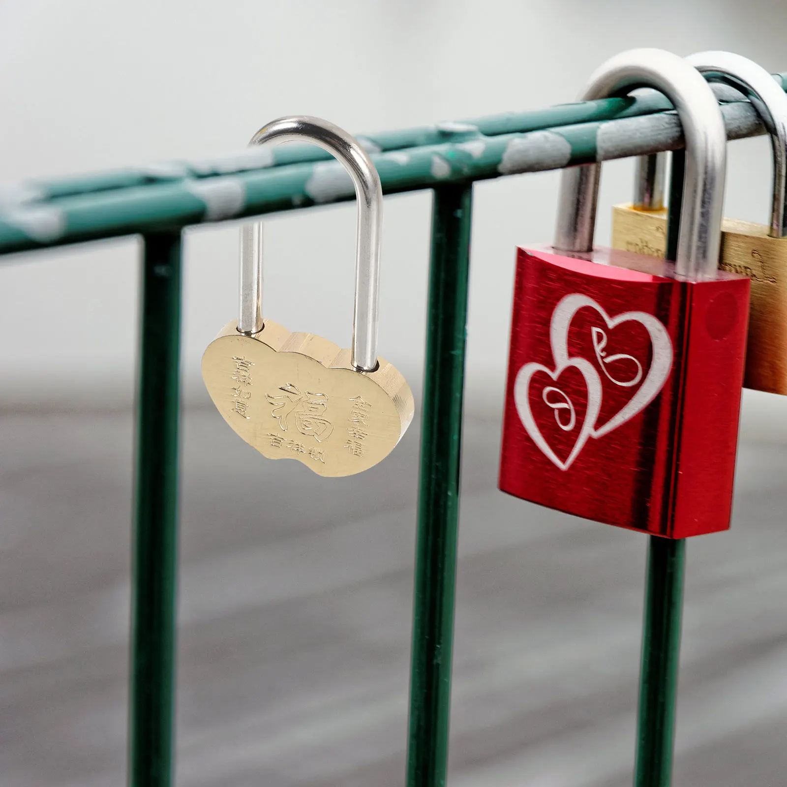 Vintage Metal Padlock Decorative Wish Lock for Lovers Travel Wedding Anniversary Portable Love Locks Personalized
Vintage Metal Padlock Decorative Wish Lock for Lovers Travel Wedding Anniversary Portable Love Locks Personalized