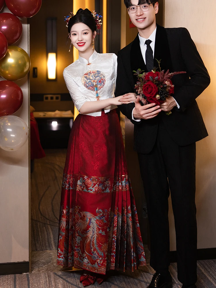 Новое китайское свадебное платье 2025 года: летнее тонкое ципао для женщин, традиционное свадебное платье невесты для банкета
Новое китайское свадебное платье 2025 года: летнее тонкое ципао для женщин, традиционное свадебное платье невесты для банкета