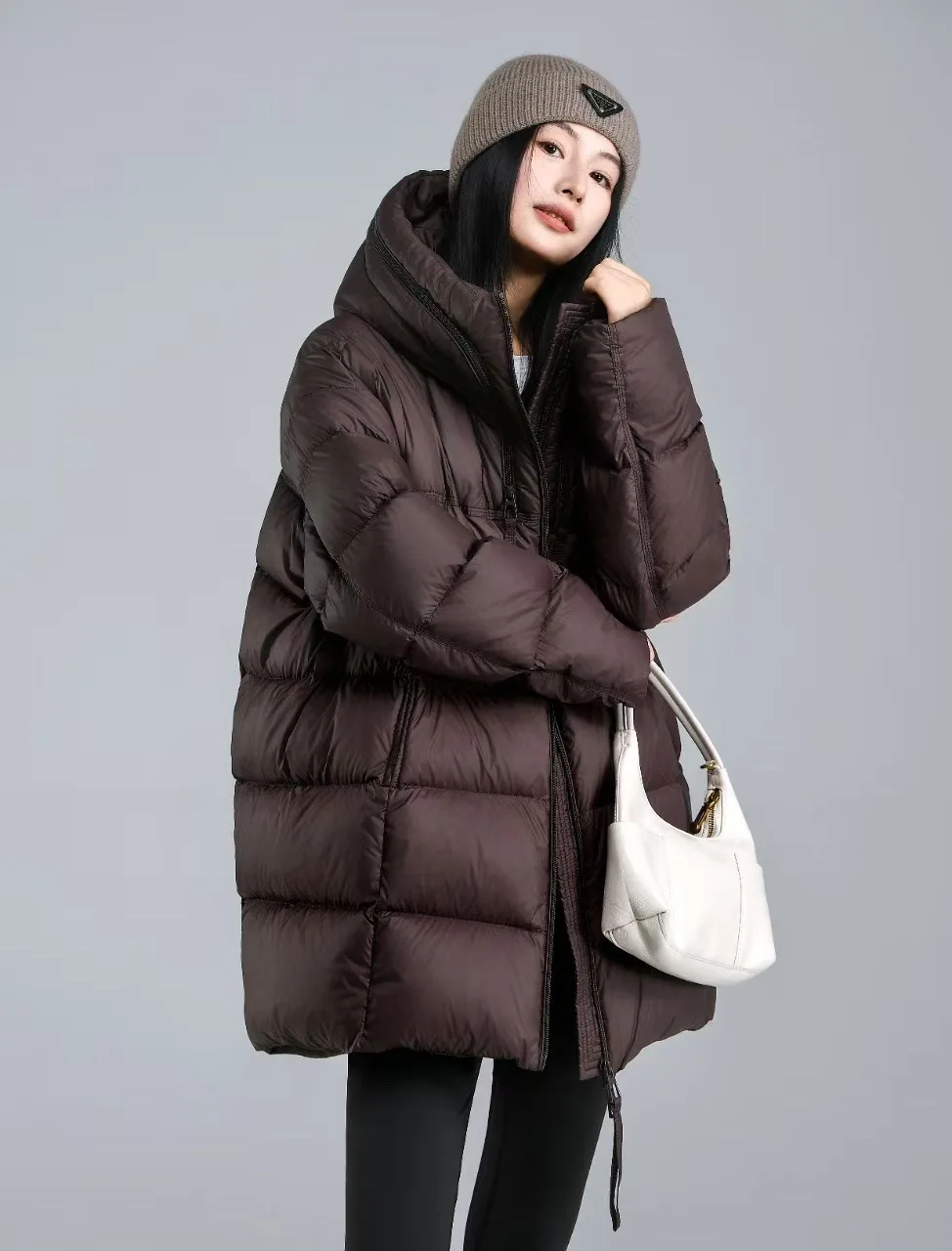 Winter Stylish Design and Zipper Hooded Puffer Jacket White Duck Down Jacket Loose Thick Mid to Long Down Parka for Women
Winter Stylish Design and Zipper Hooded Puffer Jacket White Duck Down Jacket Loose Thick Mid to Long Down Parka for Women