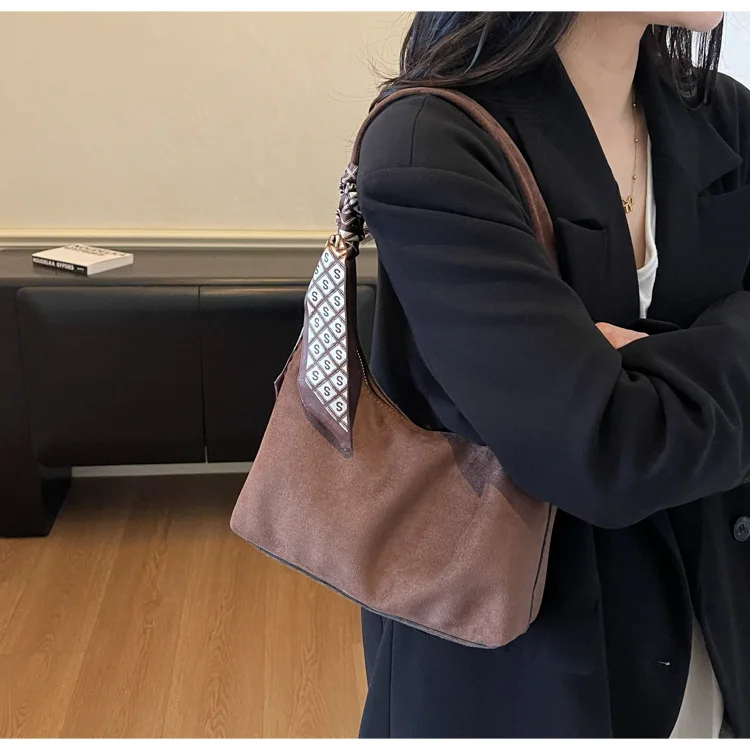 Осень-зима, мягкая замшевая сумка-мешок, винтажная просторная сумка на плечо для женщин, плюшевая текстурированная сумка-тоут в стиле ретро, большой кошелек, хит продаж
Осень-зима, мягкая замшевая сумка-мешок, винтажная просторная сумка на плечо для женщин, плюшевая текстурированная сумка-тоут в стиле ретро, большой кошелек, хит продаж