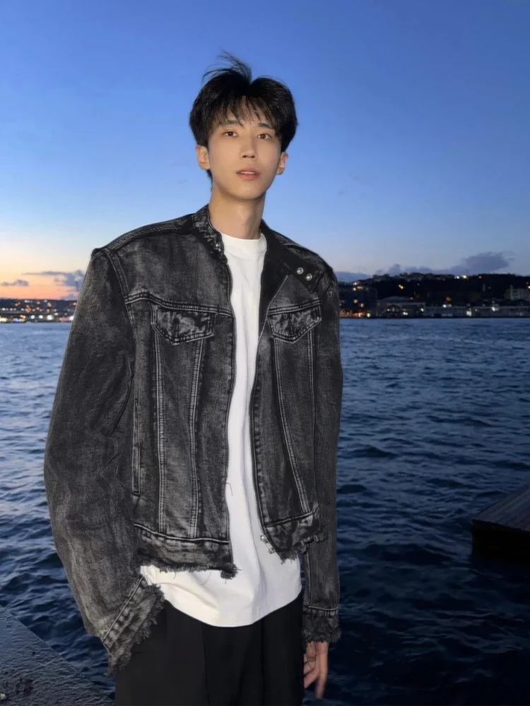 Ретро-джинсовая куртка в американском стиле с отворотами на плечах, мужская, дизайнерская, с легкой подкладкой, воротником, мотоциклетная куртка из хлопка и полиэстера
Ретро-джинсовая куртка в американском стиле с отворотами на плечах, мужская, дизайнерская, с легкой подкладкой, воротником, мотоциклетная куртка из хлопка и полиэстера