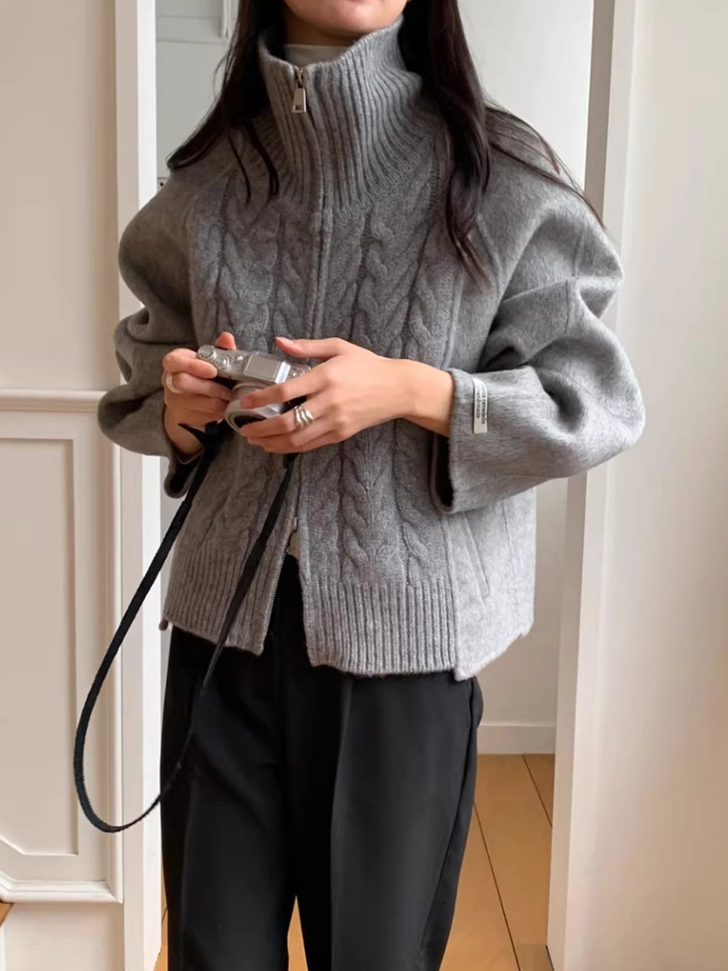 Women's High Collar Knitted Woolen Coat Winter New Sle Double Zipper Splicing Design Faionable All-Match Long Sve Top
Women's High Collar Knitted Woolen Coat Winter New Sle Double Zipper Splicing Design Faionable All-Match Long Sve Top