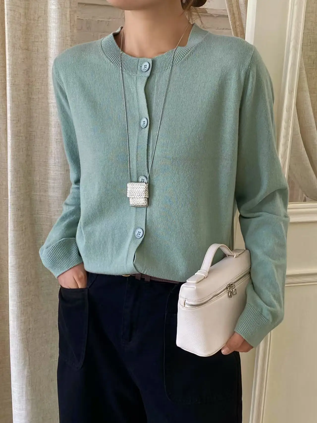 100% Merino Wool Elegant Pure Color Round Neck Women's Cardigan Knitwear Skin-Friendly Soft Everyday Versatile Style
100% Merino Wool Elegant Pure Color Round Neck Women's Cardigan Knitwear Skin-Friendly Soft Everyday Versatile Style
