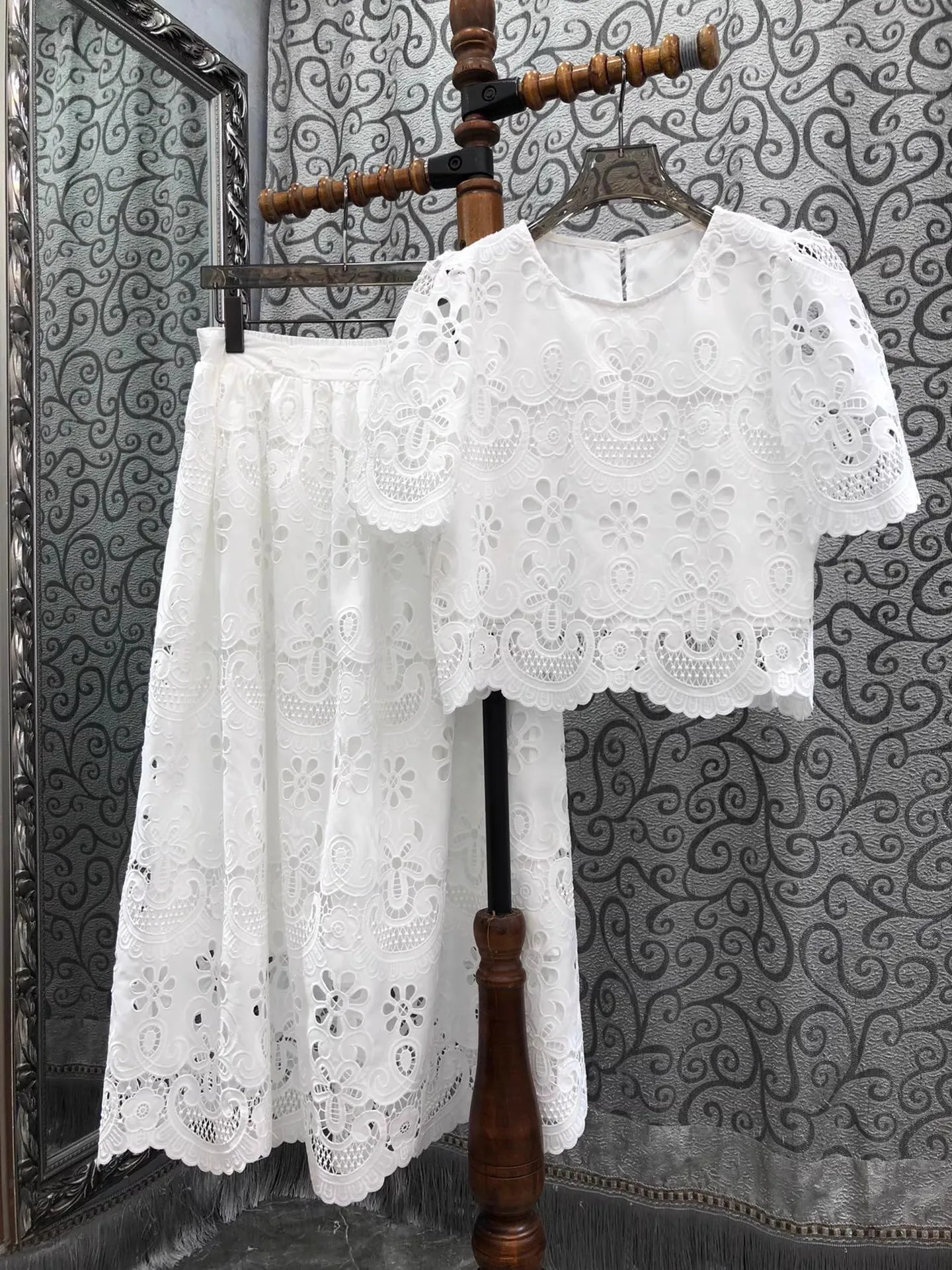 Crop Sets 2025 Summer Fashion 2 Piece Set Clothes Women Crochet Lace Embroidery Sexy Crop Tops+High Waist Long Maxi Skirt Sets
Crop Sets 2025 Summer Fashion 2 Piece Set Clothes Women Crochet Lace Embroidery Sexy Crop Tops+High Waist Long Maxi Skirt Sets