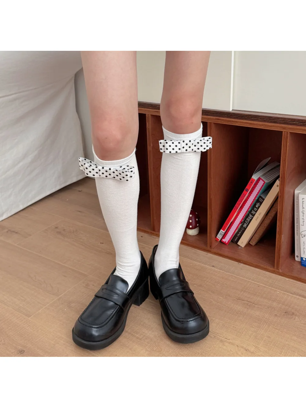 Autumn limited edition Lolita long socks with polka dot bow decoration over the knee thigh socks JK college style 2025 new style
Autumn limited edition Lolita long socks with polka dot bow decoration over the knee thigh socks JK college style 2025 new style
