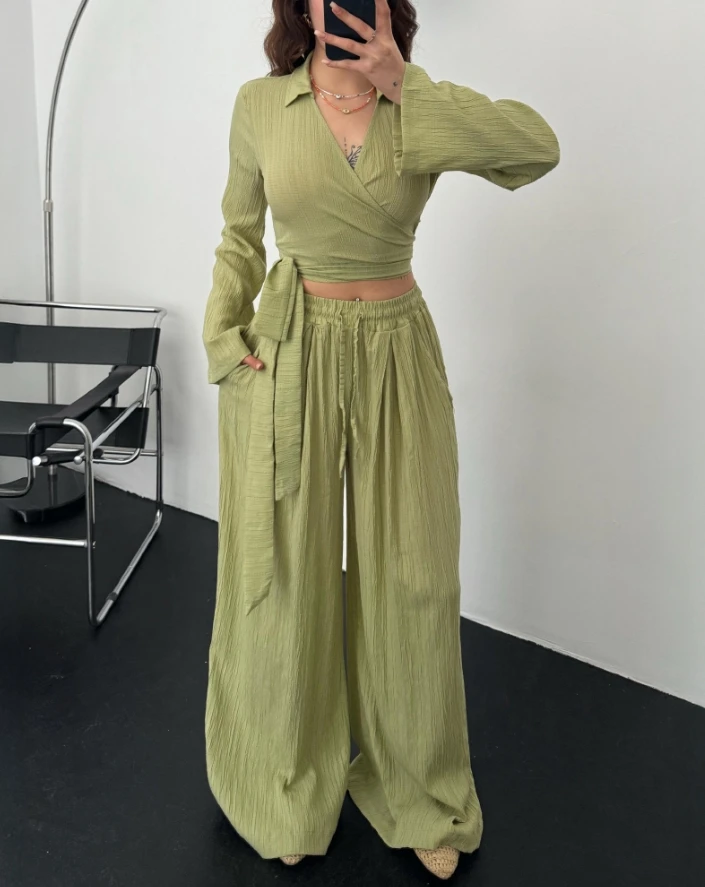 2-piece V-neck lace up textured crop top and casual drawstring elastic waist wide leg pants set for women's wear
2-piece V-neck lace up textured crop top and casual drawstring elastic waist wide leg pants set for women's wear