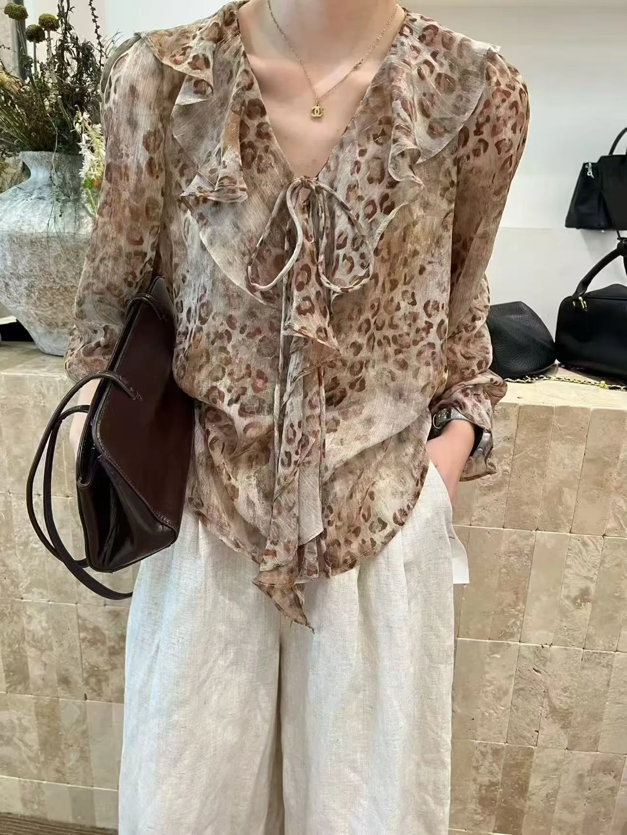 Korean Style Soft Artistic Gradient Shirt Women's New Vintage Flared Sleeve V-Neck Blouse Floral Print Casual Loose Fit
Korean Style Soft Artistic Gradient Shirt Women's New Vintage Flared Sleeve V-Neck Blouse Floral Print Casual Loose Fit