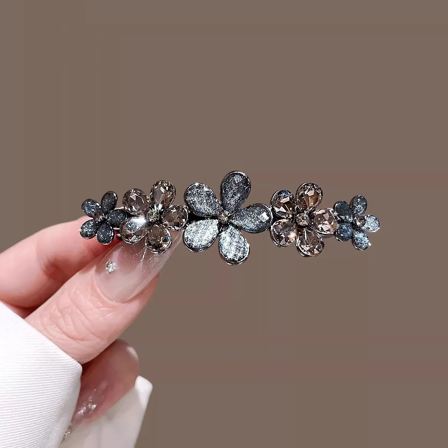 Elegant Crystal Flower Hairpin Spring Clip High-end Women's Back of Head Half-tied Hair Clip Girls Korean Style Hair Accessories
Elegant Crystal Flower Hairpin Spring Clip High-end Women's Back of Head Half-tied Hair Clip Girls Korean Style Hair Accessories