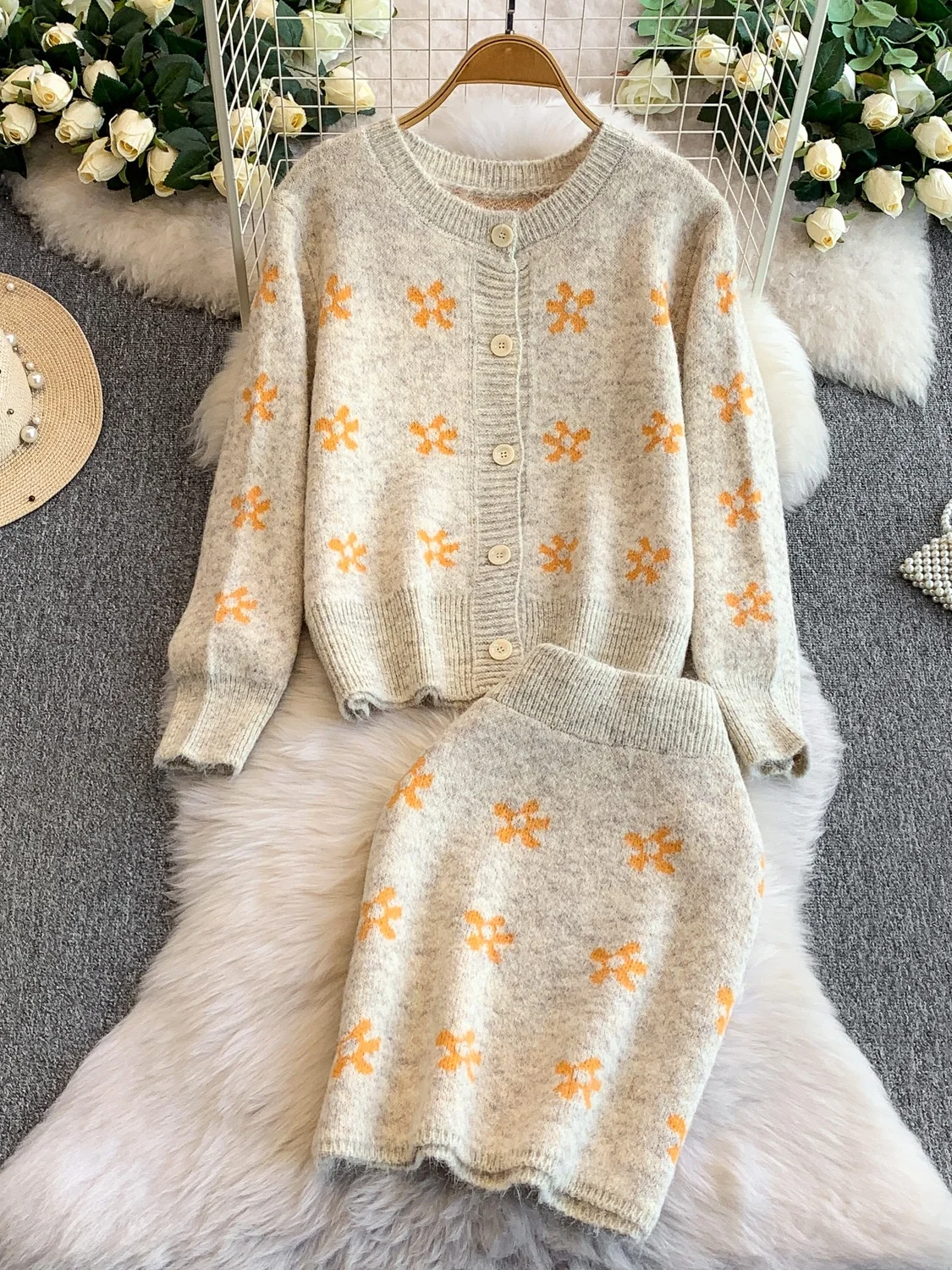 Осенне-зимний вязаный свитер с вышивкой, топ с высокой талией, облегающая юбка, комплект, мягкая уютная пушистая верхняя одежда, ансамбль 
Осенне-зимний вязаный свитер с вышивкой, топ с высокой талией, облегающая юбка, комплект, мягкая уютная пушистая верхняя одежда, ансамбль